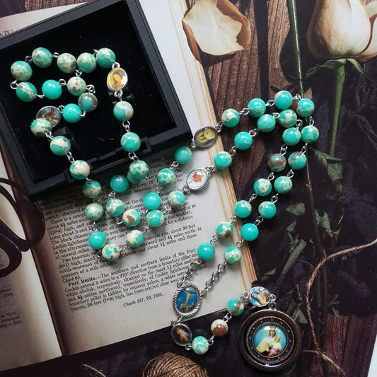 AMUSOUL Crucifix & Madonna and Child of 8 mm Round Green Snakeskin Stone Alloy Chain Rosary