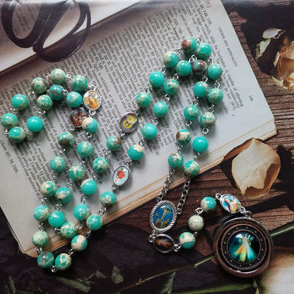 AMUSOUL Crucifix & Madonna and Child of 8 mm Round Green Snakeskin Stone Alloy Chain Rosary