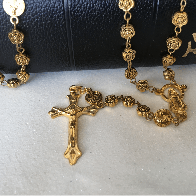 AMUSOUL Virgin Mary & Crucifix of 6 mm Rose Retro Gold Copper Alloy Chain Rosary