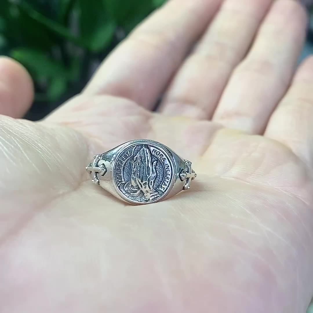 AMUSOUL  925 Sterling Silver Vintage Style Intricate Carved Praying Hands Ring